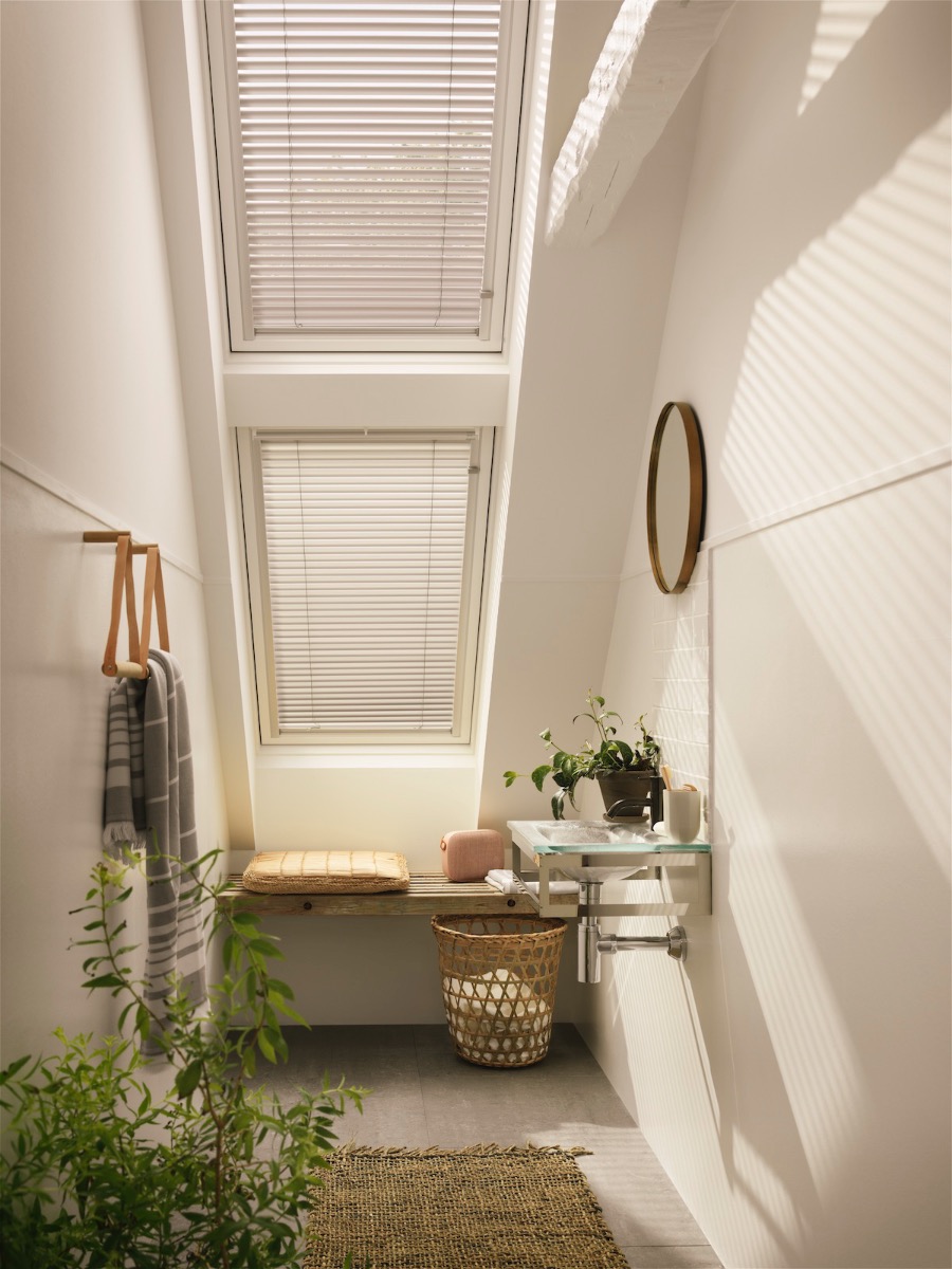 Venetian bathroom blind